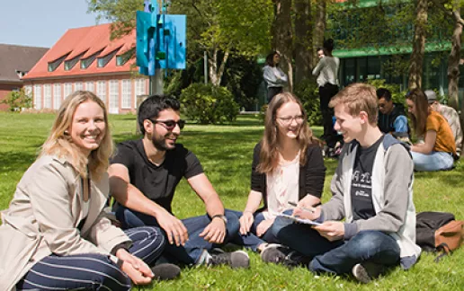 Students sitting outside on Bremen campus